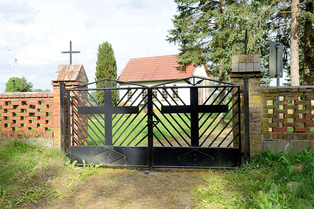 6525 Eisentor mit christlichen Kreuzen, Friedhof  - Fotos von Bresch, Gemeindeteil der Gemeinde Pirow im Landkreis Prignitz in Brandenburg.