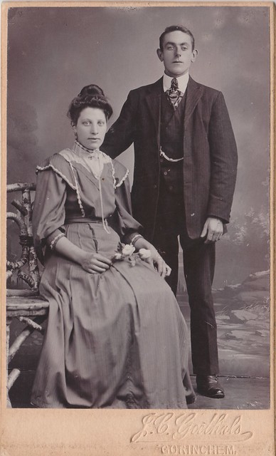CDV - Man (staand) en vrouw (zittend, met bloem) door J.C. Goethals
