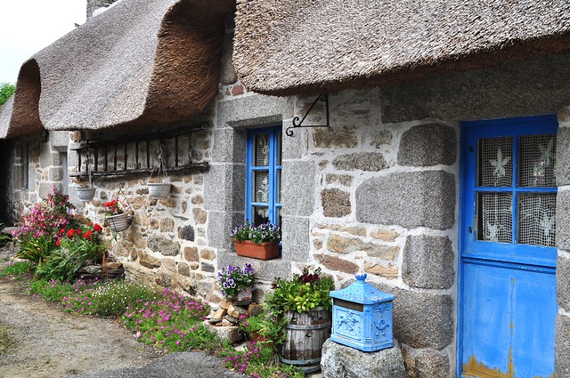Toits de chaume dans le village de Kercanic, commune de Névez,Cornouaille, Finistère, Bretagne.