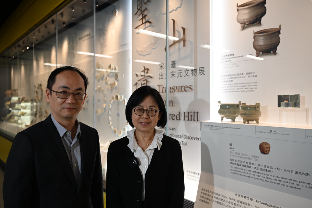 古蹟辦文物保育組一級助理館長李偉文（左）及總文物主任蕭麗娟（右）