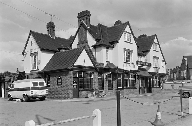 The Prince of Wales, pub, Kinsbury Circus, Kingsbury, Harrow, 1994, 94-5h-51