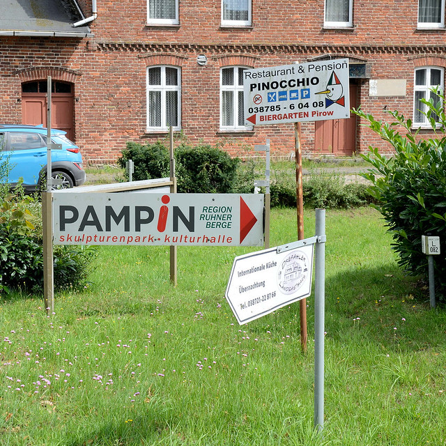 6501 Hinweisschilder in der Dorfmitte -  Fotos von  Pampin, Ortsteil der Gemeinde  Ziegendorf im Landkreis Ludwigslust-Parchim in Mecklenburg-Vorpommern.