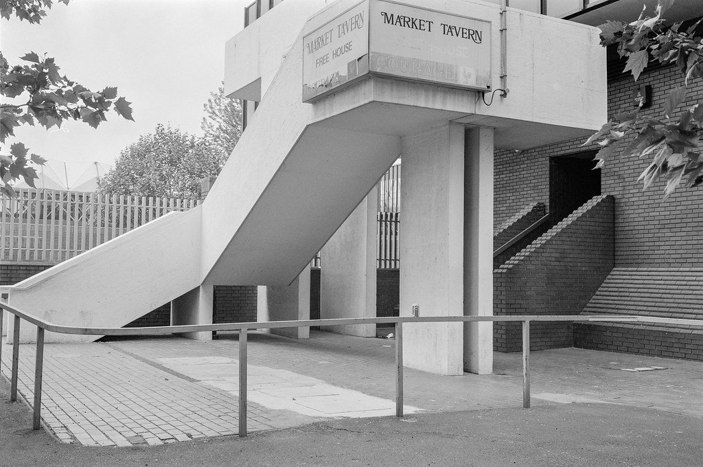 Staircase, Market Tavern, 1st floor, Market Towers, 1 Nine Elms Lane, Nine Elms, Lambeth, 1994, 94-5q-45