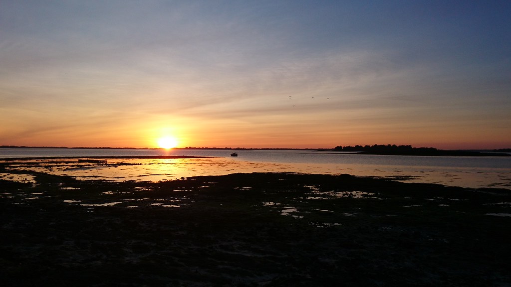 coucher de soleil sur l'île Tascon