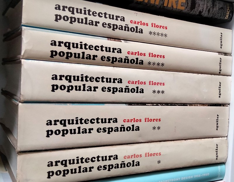 Tomos de "Arquitectura popular española" de Carlos Flores.