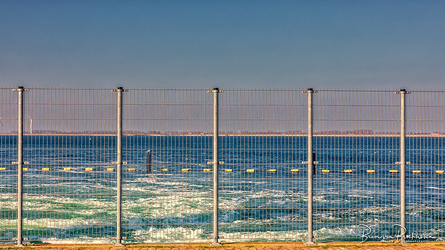 Fence and rough water (HFF)