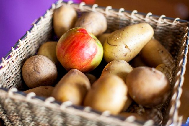 Как яблоки могут помочь предотвратить прорастание картофеля?
