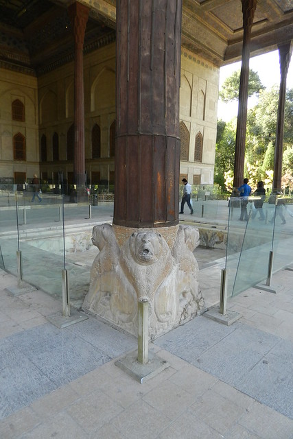 talar o portico columnas de madera con base de piedra y relieves de leones exterior palacio Chehel Sotun isfahan iran