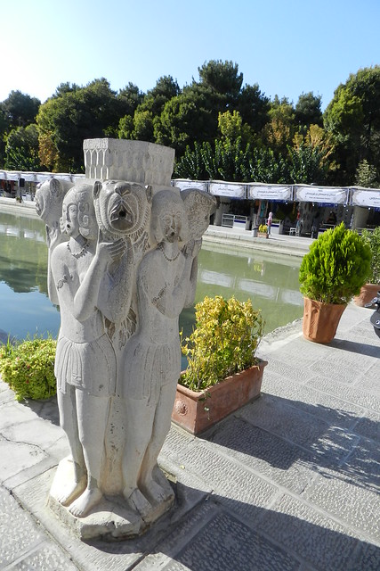 estanque y escultura de niñas sujetando cabezas de león Palacio Chehel Sotoon Isfahán Irán 02