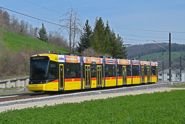 Be 6/8 107 der WB, auf der Linie 19, fährt am 20.03.2024 Richtung Niederdorf.
