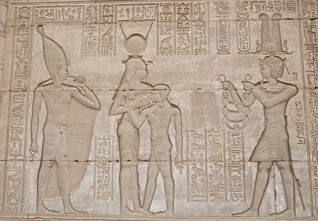 Bas-relief, mammisi romain, temple d'Hathor, Ier siècle après JC, Dendérah, commune et gouvernorat de Qena, Egypte.