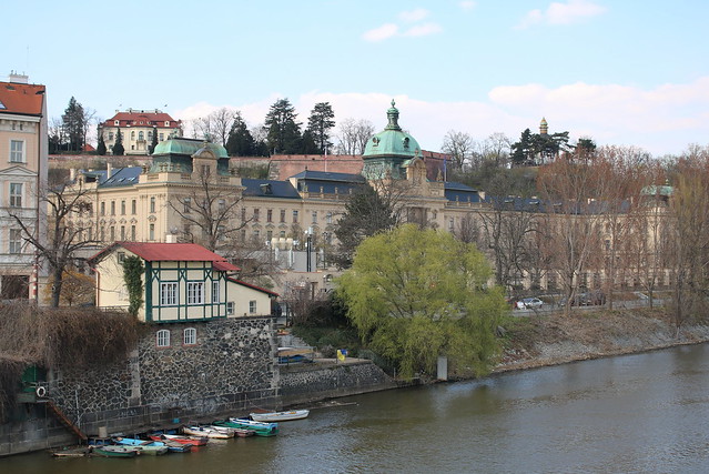 Praha - Prag: Strakova akademie und darüber auf der ehemaligen Bastion die Kramář Villa