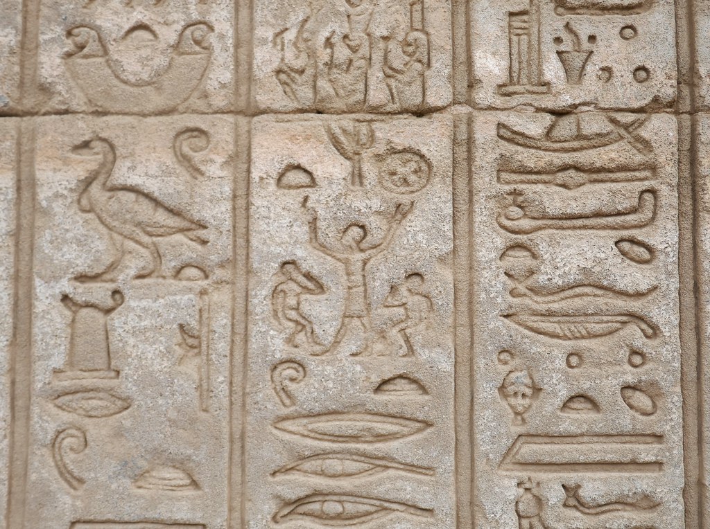 Hiéroglyphes, mammisi romain, temple d'Hathor, Ier siècle après JC, Dendérah, commune et gouvernorat de Qena, Egypte.