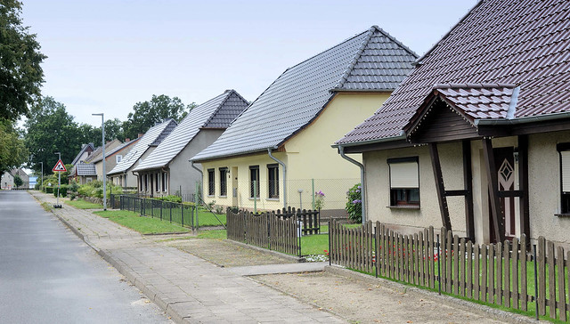 6623 Einzelhäuser, Siedlungshäuser mit Krüppelwalmdach  - Fotos aus Kremmin, Ortsteil der gleichnamigen  Gemeinde im Landkreis Ludwigslust-Parchim in Mecklenburg-Vorpommern.