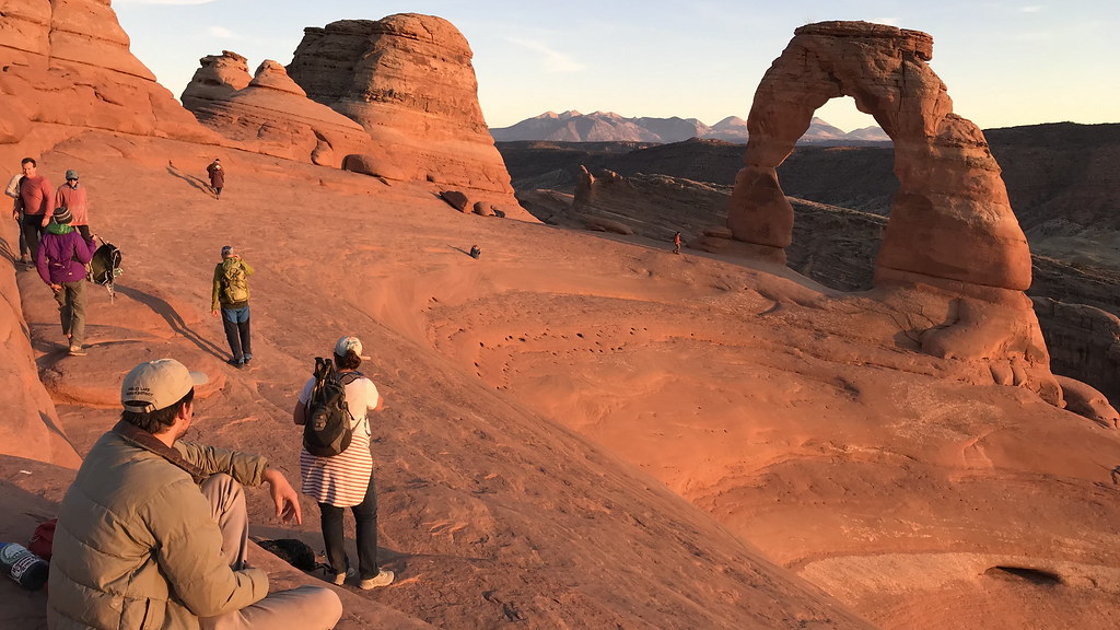 Utah - Arches NP: Delicate-Arch  -- Waiting for the sunset