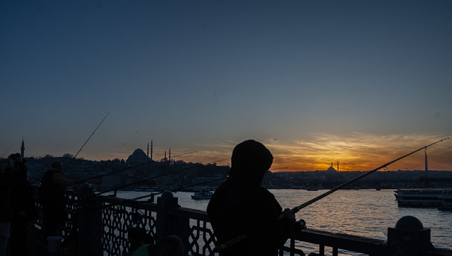 Pescadores Puente Galata Estambul 2024