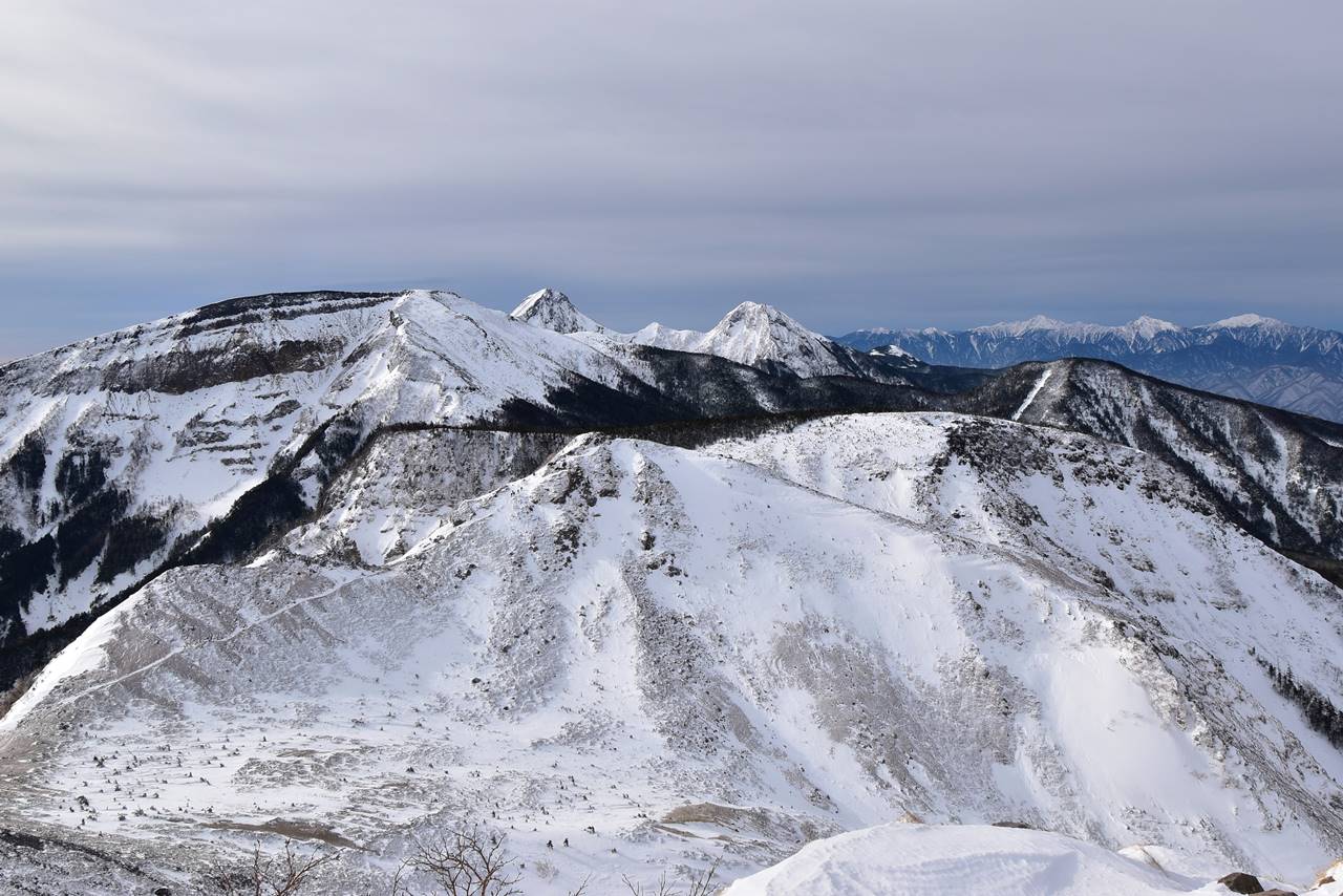 【八ヶ岳】冬の天狗岳へ雪山登山　山頂から眺める赤岳～阿弥陀岳