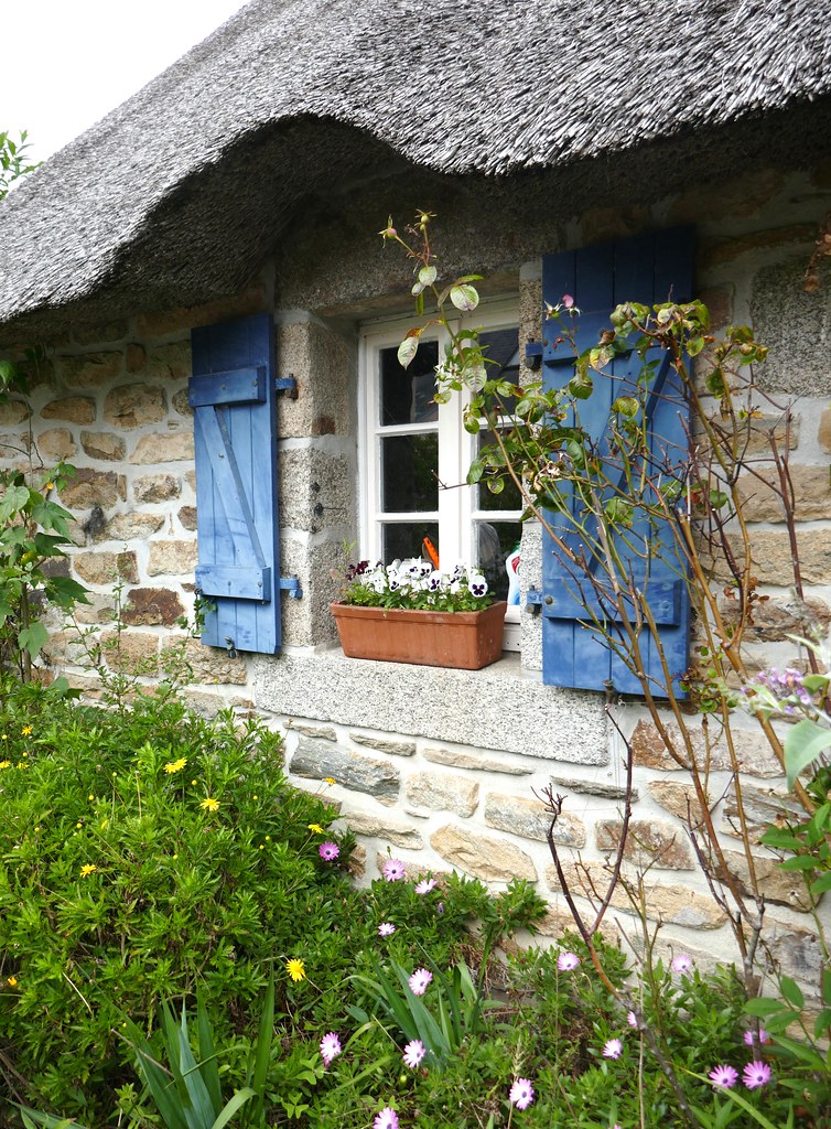Toits de chaume dans le village de Kercanic, commune de Névez,Cornouaille, Finistère, Bretagne.