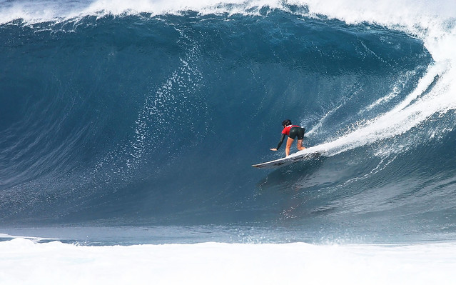 18 year old Caitlin Simmers goes Backdoor on a massive 10 to 12 foot day at Pipeline on Oahu_02-10-2024_7S3A0672