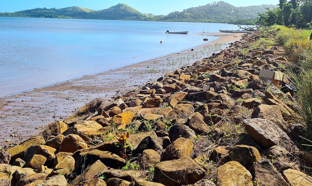 斐濟政府在易受氣候變遷迫害的村莊中，建設結合自然解方與當地材料的新海堤。示意圖。照片來源：擷取自Fiji Government Facebook