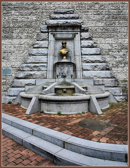 La Fontaine Ponthier, Alphonse de Tombay, Place Roi Albert, Marche-en-Famenne, Province de Luxembourg, Belgique