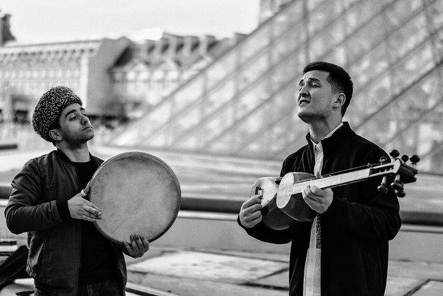 Concert Ouzbek improvisé, cour du Louvre