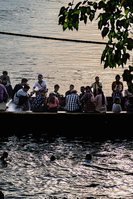 Mandalay - riverside people - a boatload