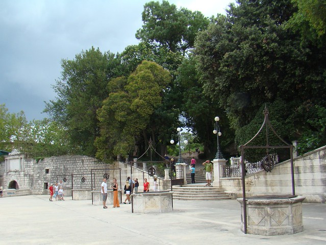 puerta de muralla frente al parque queen jelena madijevka y plaza de los cinco pozos zadar croacia