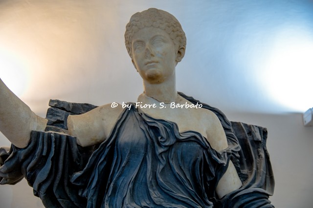 Sessa Aurunca (CE), 2024, Il Castello Ducale e le sale museali. La statua bicroma di  Matidia Minore.