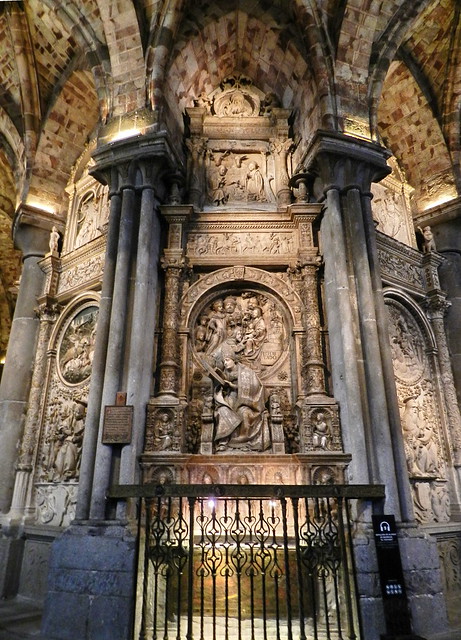 girola sepulcro de alonso fernandez de madrigal obispo de avila interior catedral del salvador avila