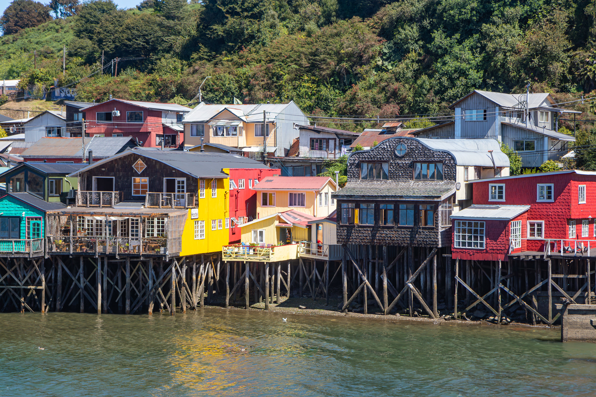 Maisons sur pilotis colorées Castro sur l'île de Chiloé au Chili