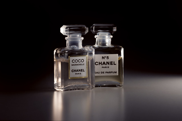 El perfume en frasco pequeño