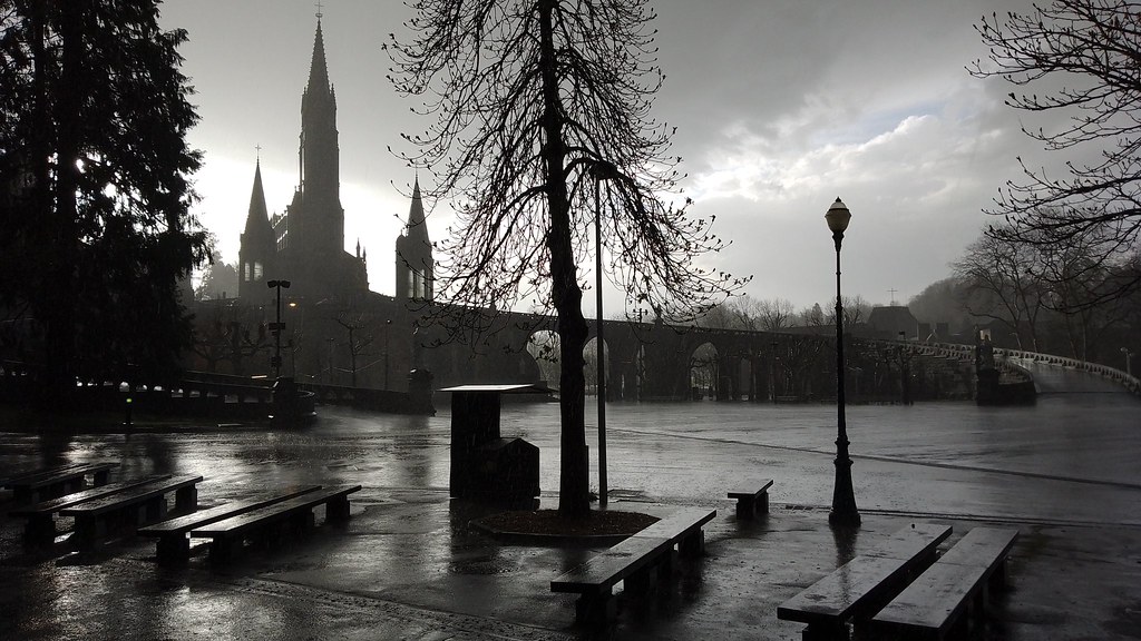 Lourdes sous la pluie