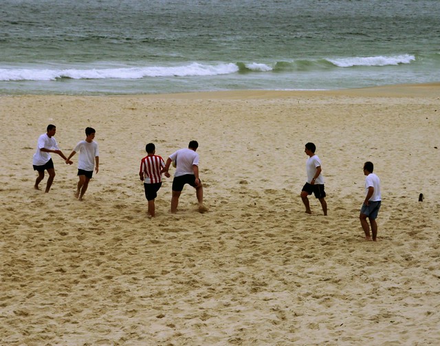 Les jeunes jouent sur la plage de Leblon (Praia do Leblon)