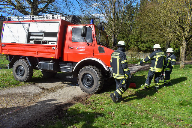 Eutingen: 12-Jähriger versinkt bis zur Hüfte im Schlamm - Feuerwehr zieht das Kind heraus und muss helfen, den feststeckenden Rettungswagen herauszuziehen - 25.03.2024
