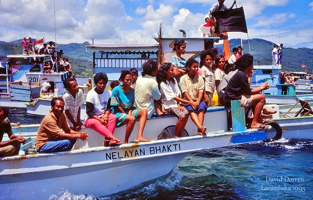 1995.19-01b Larantuka, Easter 1995. The Good Friday boat procession.