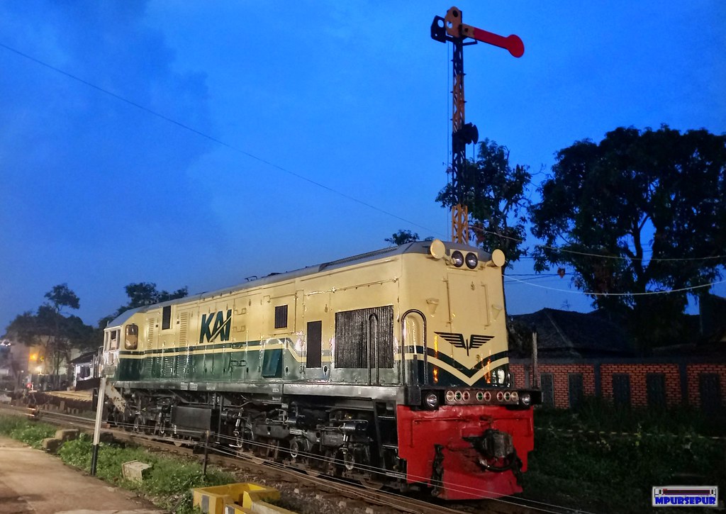 Langsiran lokomotif vintage CC 201 77 17 CN di Stasiun Cicalengka