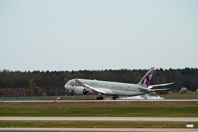 BER Brandenburg 26.3.2024 Qatar Boeing 787 Bremswolke