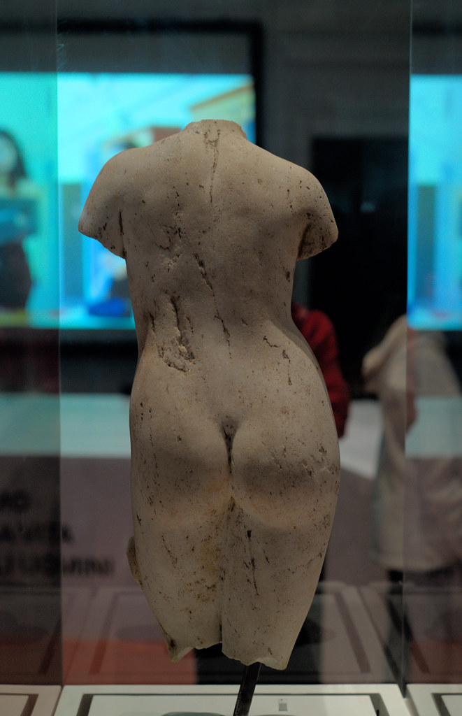 Roman white marble torso of Venus, 2
