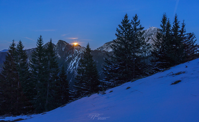 Rise of the full moon near Haidwand and Hochsalwand (Zeiss Loxia 2.8/21)