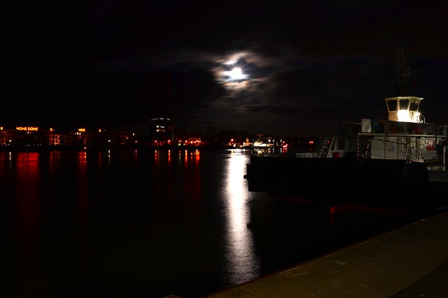 Der Hafen von Warnemünde in der Nacht bei Vollmond