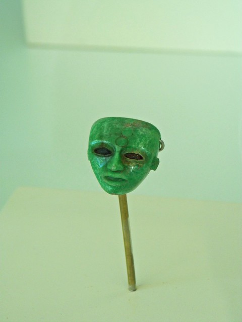 Pendiente con rostro estilo Teotihuacán. Grupo Kinichná, Dzibanché, Q. Roo. Museo Maya de Cancún 🇲🇽