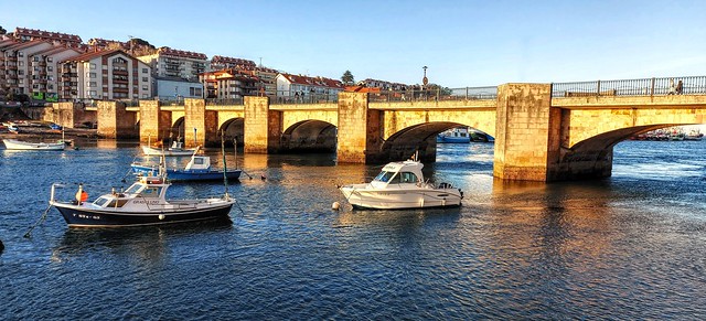 Puente en San Vicente de la Barquera, iluminado por el sol del atardecer.  Cantabria.