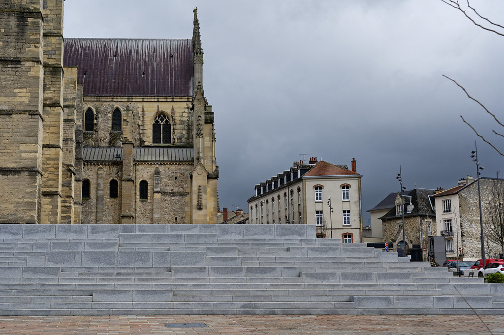 Parvis de la Basilique Saint-Remi de Reims