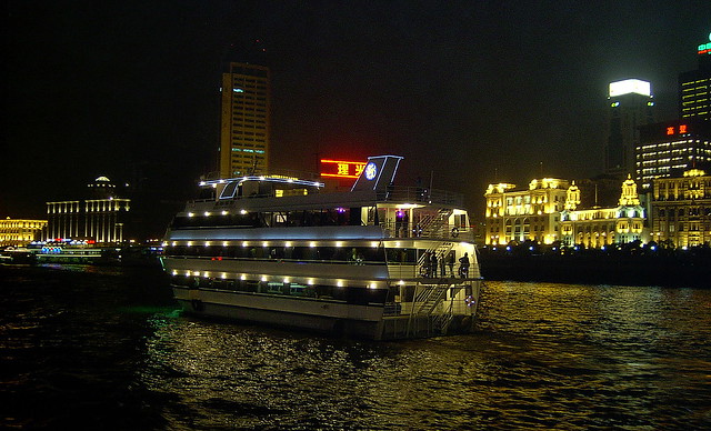 2005-04-11 Night on Huangpu River