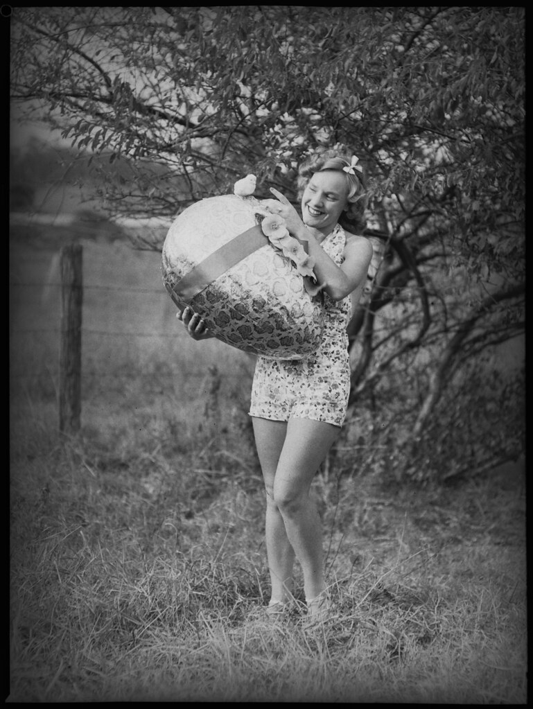 Model with a giant Easter egg, 1939