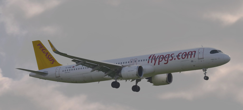 Pegasus Airbus A321neo TC-RDE approaching Manchester