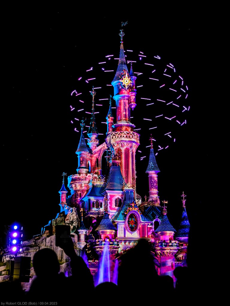 Disneyland Park - Fantasyland - Sleeping Beauty Castle - Magical Show (Illuminations, Video mapping, Drone light choreography and Fireworks)