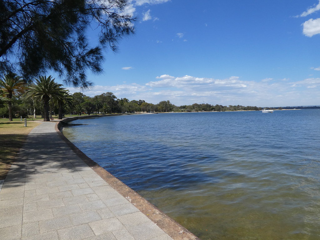 Footpath at Matilda Bay beside the Swan River in Perth