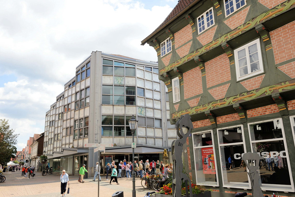 7670 Historisches Geschäftshaus mit geschnitzten Fachwerkbalken und leerstehendes Kaufhaus Karstadt an der Poststraße, errichtet 1965 - Architekt Walter Brune;  Fotos von der Stadt Celle in Niedersachsen.
